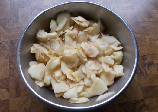 Äpfel blättrig schneiden, aber erst, wenn der Teig schon vorbereitet ist