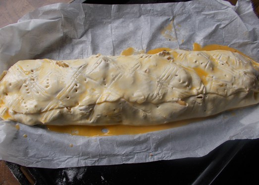 Für ungefähr eine halbe Stunde in das auf ca. 200 °C vorgeheizte Rohr geben