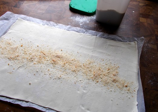 In die Mitte des Teiges kommt ein Streifen mit Semmelbrösel