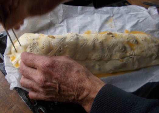 Mit einer Gabel einstechen, verzieren