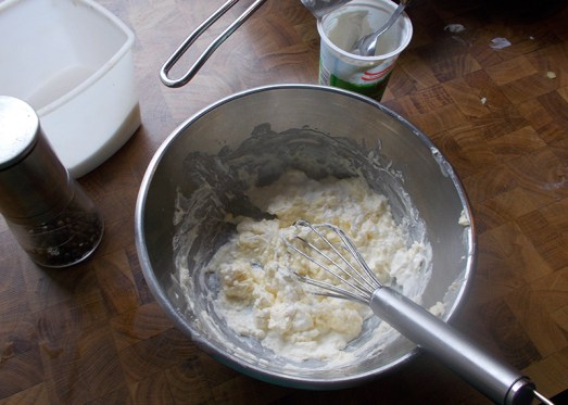 Butter, Sauerrahm, feingehackte Zwiebel, Salz, Pfeffer, gehackten Kümmel zu einer glatten Masse rühren.