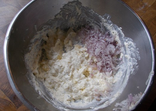 und feingehackte Zwiebel,  zu einer glatten Masse rühren.