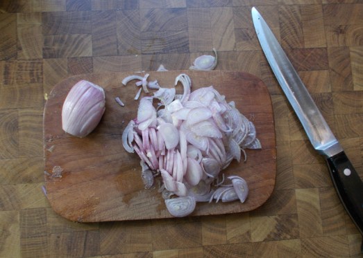 Schalotten (oder Zwiebel) blättrig schneiden...