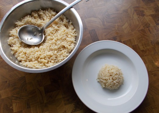 Für die Einlage vorher schon Reis kochen, in der Tellermitte je einen Schöpflöffel voll platzieren, die Fischsuppe dazugeben, mit Petersiliengrün garnieren.