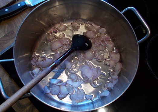 ..in ein wenig Öl leicht anschwitzen. 