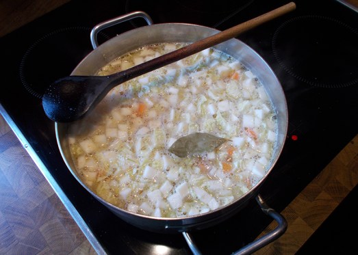 dann mit einem Fonds aufgießen, zum Beispiel mit einem Gemüsefonds ...