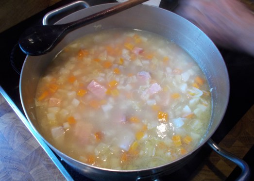 obald das Gemüse bissfest gekocht ist, den Fisch in den Topf geben...