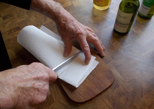 Ein Stück Küchenpapier zuschneiden ...