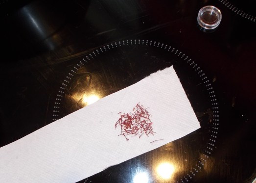 ... mit den Safranfäden auf warme Herdplatte legen (nicht heiß!) ...