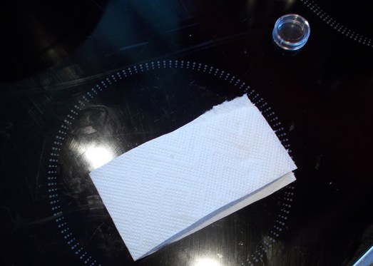 ... Küchenpapier falten, kurz liegen lassen ....