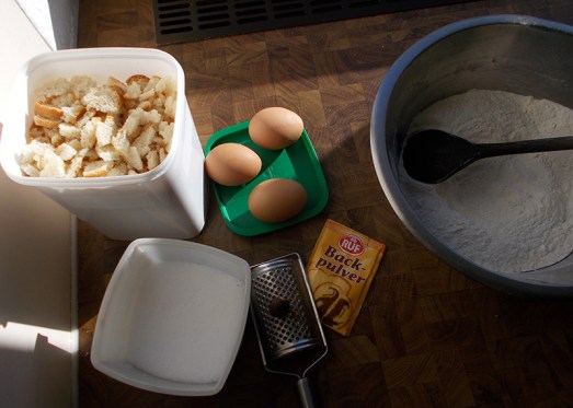 Eine Prise Backpulver (ca 1/3 Sackerl), Salz, Pfeffer, Muskat, zwei ganze Eier, Milch (ca.1/4 Liter, bei Bedarf mehr) beigeben. Durchmischen, dann geschnittenes Knödelbrot (ca. 4 Semmeln) einarbeiten. 