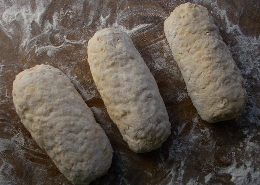 Die Masse auf eine bemehlte Fläche geben und zu Striezeln formen (nicht zu locker, aber nicht kneten!) 