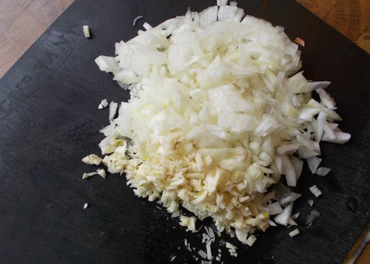 Wenn vorhanden, Pilze putzen und kleinhacken.