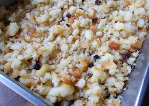 ... bis der Schmarrn so ist, wie man ihn haben will. Erst kurz bevor er fertig ist, den Rest Zucker einarbeiten, sonst wird der Grießschmarrn zu feucht.