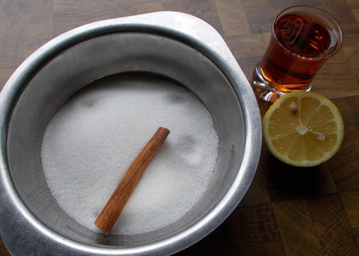 ..mit Zucker, Rum, Zimtstange und Zitronensaft...