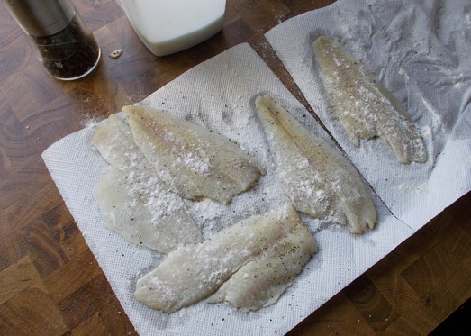 und dann salzen, pfeffern und "mehlieren" (mit Mehr stauben).