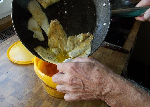 Eventuell etwas Öl abgießen (wenn zuviel)..