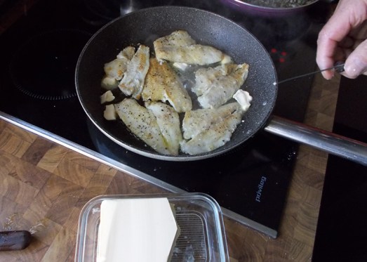 ein paar Stückchen Butter beigeben..