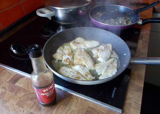 und mit Spritzer Zitronensaft, einem Spritzer Wein und event. Worcestersoße abschmecken.