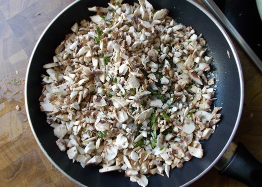 Die Champignon-Schalotten-Petersilien-Mischung in Butter (oder Öl) leicht anrösten, etwas salzen und pfeffern.