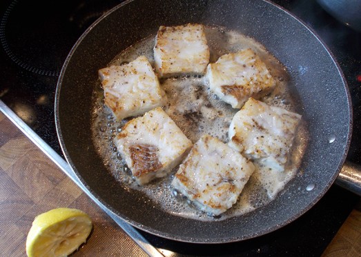 ..in Öl herausbraten, gegen Ende mit einem Stück Butter "glacieren" und mit einem Spritzer Zitronensaft und ein wenig Worcestersauce verfeinern.