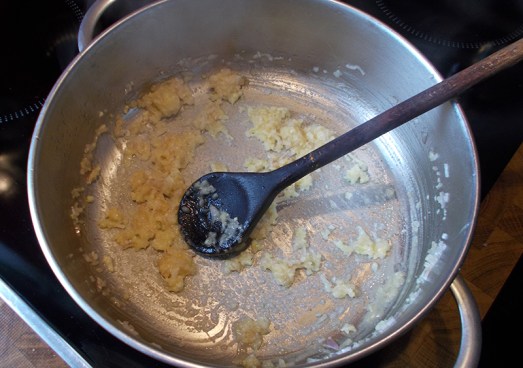 Mehl einrühren, etwas Zucker (Karotten brauchen Zucker)