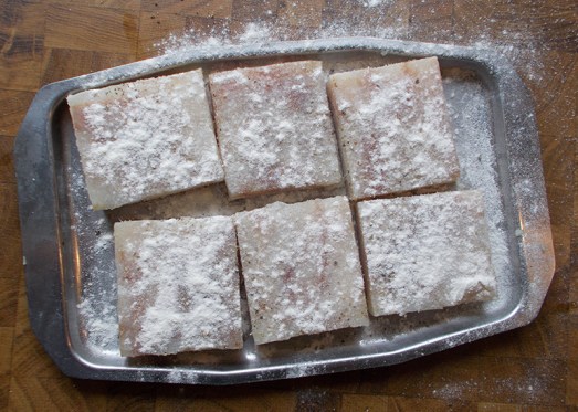 Der Fisch, wenn gefroren, muss nur angetaut sein. Salzen, pfeffern, mehlieren.....