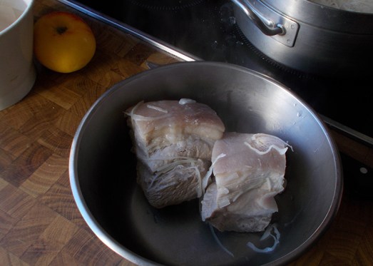 Dann das Fleisch kurz aus dem Topf nehmen ...