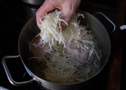 Das geschnittene Weißkraut  dazugeben ...