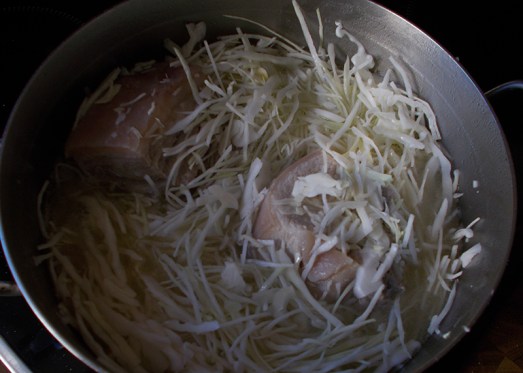 Noch eine Viertelstunde weiterköcheln lassen, bis das Weißkraut schön weich ist.