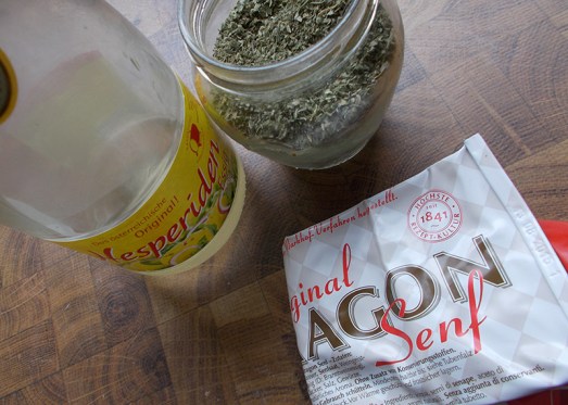 ... einem Spritzer Essig, Senf, Majoran, Thymian, Salz und Pfeffer würzen. Eventuell etwas Gemüsefond nachgießen.