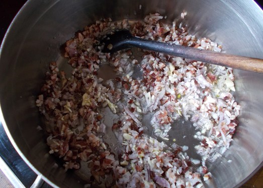 ... und in Öl oder Butterschmalz anschwitzen.