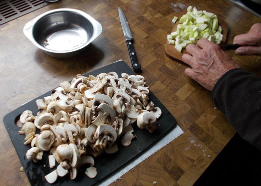 Champignon und Zucchini kleinschneiden