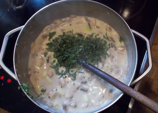 Abschmecken mit: Suppenwürfel, Spritzer Weißwein, Salz, Pfeffer, Muskat, gehackter frischer Petersilie und Obers nach Geschmack.