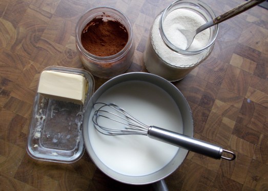 Wir brauchen Grieß, Milch, Kakaopulver, etwas Salz und Butter. 