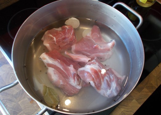 Fleisch einlegen (soll knapp mit Wasser bedeckt sein).