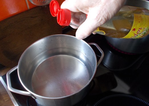 Das Wasser mit einem Spritzer Essig, Salz und leicht zerhacktem Kümmel aufkochen.
