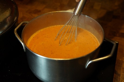 Die vorhin abgeseihte Flüssigkeit aufkochen lassen, das Gmachtl mit einem Schneebesen einrühren, noch einmal aufkochen lassen, (eventuell) nachwürzen.