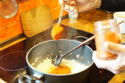 Fein geschnittenen Zwiebel in etwas Öl leicht anschwitzen (anrösten), mit etwas Paprikapulver "paprizieren" (Pulver einrühren und sehr kurz mitrösten) -  gleich mit einem Spritzer Essig und etwas Wasser ablöschen. Tomatenmark einrühren, mit Salz und Pfeffer würzen.