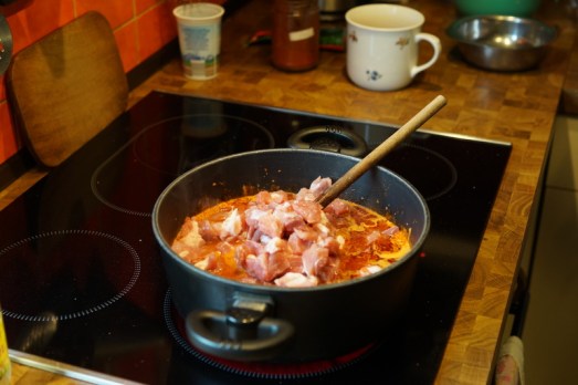 Das würfelig geschnittene Fleisch zugeben und so viel Wasser, dass das Fleisch gut bedeckt ist. Das Ganze zugedeckt ca. 15 Minuten köcheln lassen.