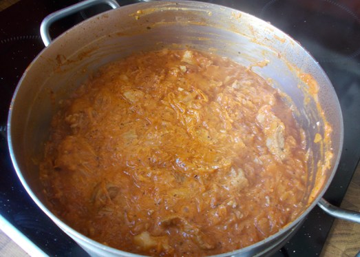 Am Schluss kommt noch der Obers dazu. Erst jetzt abschmecken, denn das Sauerkraut ist oft schon ein wenig salzig. 