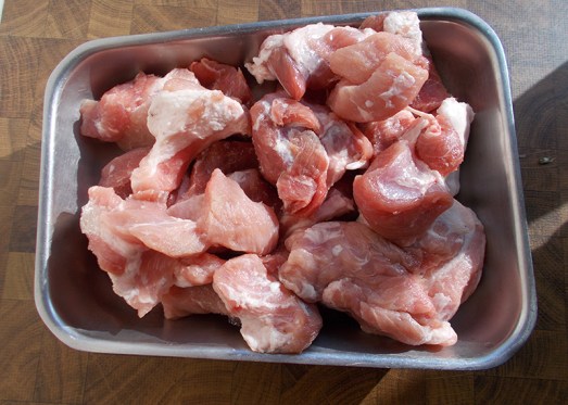 Das Fleisch würfelig schneiden...