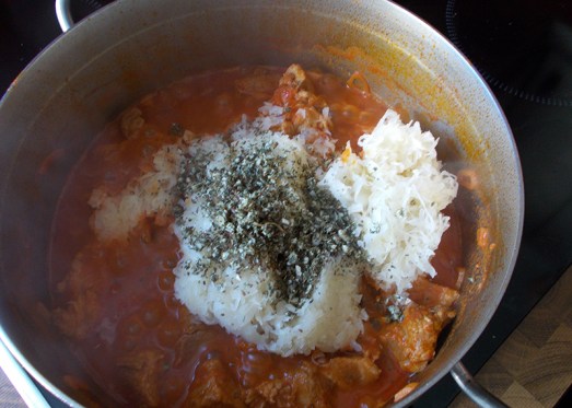 Dann das Sauerkraut und das Gulaschgewürz zugeben und unterrühren. Weitere 10 Minuten leicht köcheln lassen, wieder ab und zu umrühren.