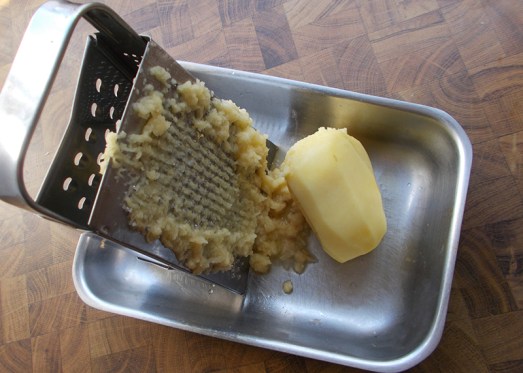 Eine rohe Kartoffel reiben..
