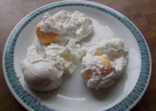 So verbinden sich die Eier nicht und bleiben schön portioniert. Ergibt eine feine Suppeneinlage!