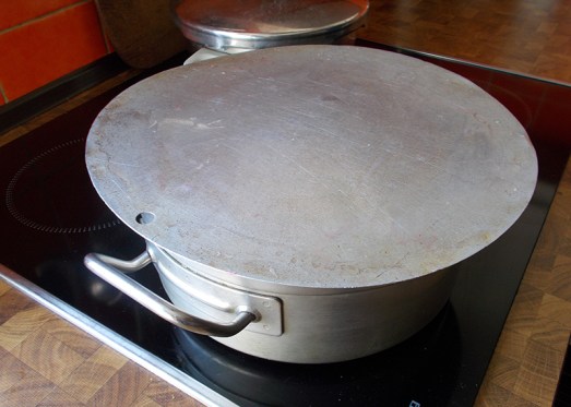 Zugedeckt aufkochen lassen, Hitze reduzieren und - je nach Menge und Stangenstärke - weitere 8 bis 10 Minuten ziehen lassen.