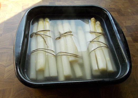 Serviert man den Spargel nicht gleich, lässt er sich in einem Geschirr mit kaltem Wasser, dem man etwas vom Spargelsud (Kochwasser) beigibt, gut aufbewahren, auch über Nacht. Vor dem Servieren einfach im Spargelsud - oder am nächsten Tag in frischem Wasser - aufwärmen.