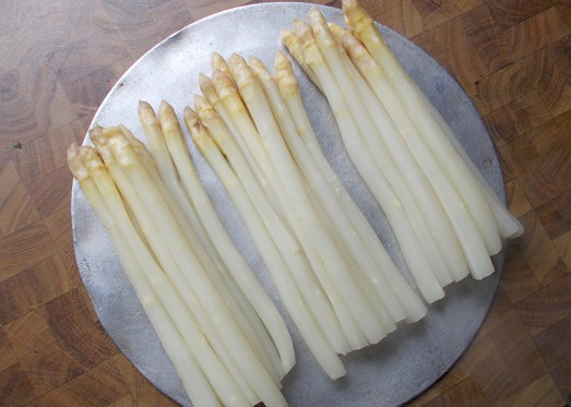 Gekochten Spargel portionsweise in eine Form oder auf ein Blech legen.......