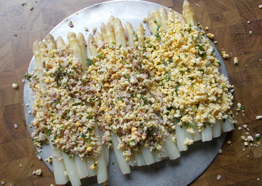 Eier-Schinken-Petersilie- Mischung über den Spargel geben....