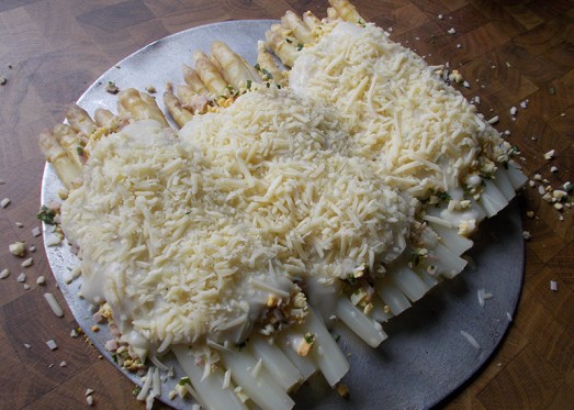  geriebenen Käse (Emmentaler, Parmesan ...) darüberstreuen und ins Rohr schieben.....
